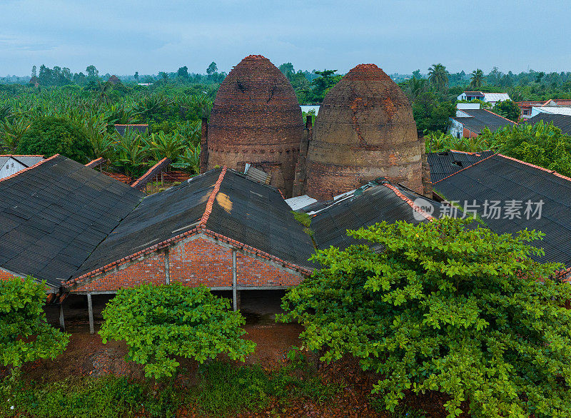 湄公河三角洲永隆省Mang Thit的砖窑航拍照片